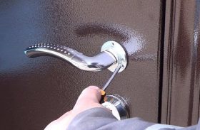 Замена дверной ручки металлической двери в Мензелинске