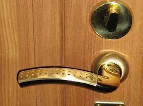 Замена дверной ручки входной двери в Мензелинске