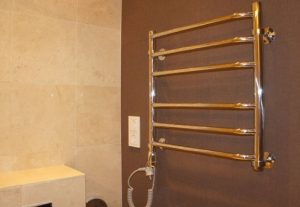 Установка электрического полотенцесушителя в ванной в Мензелинске
